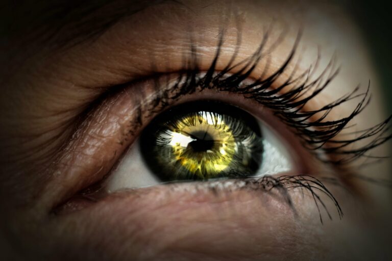 Opération pour Changer la Couleur des Yeux : Ce qu’il Faut Savoir Avant de Se Lancer